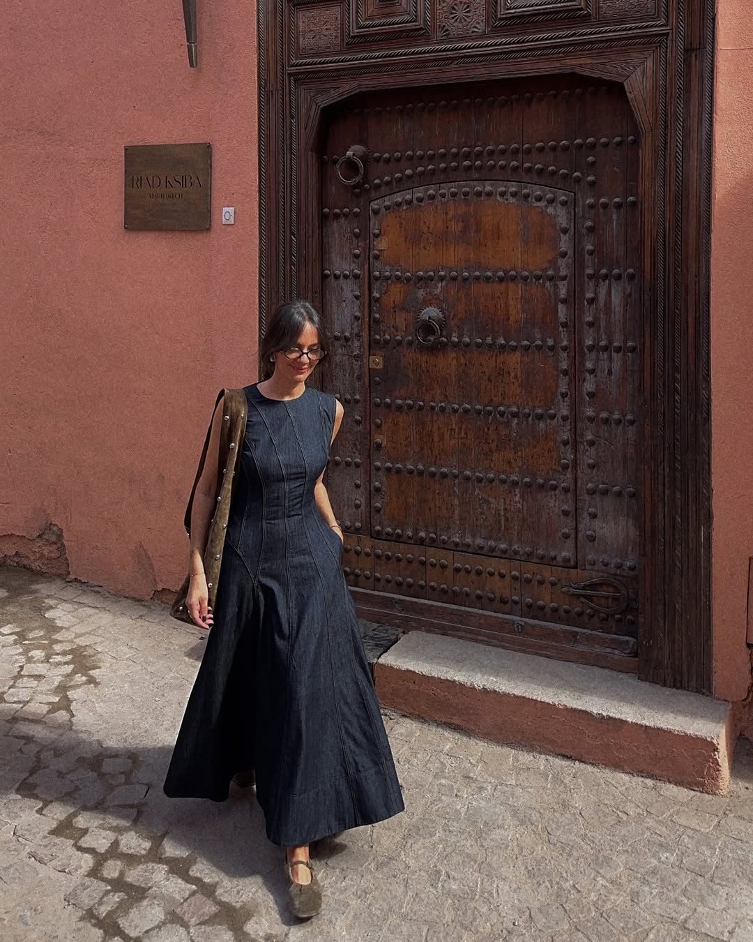 Look com vestido e sapatilha para o trabalho