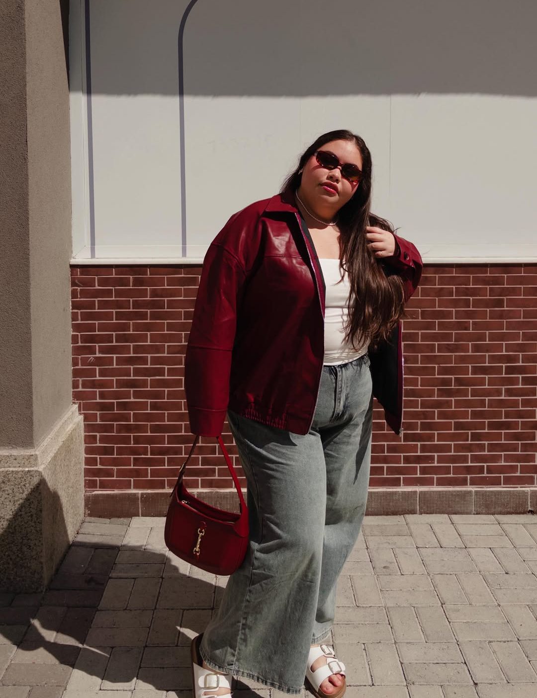 Visual com jaqueta de couro