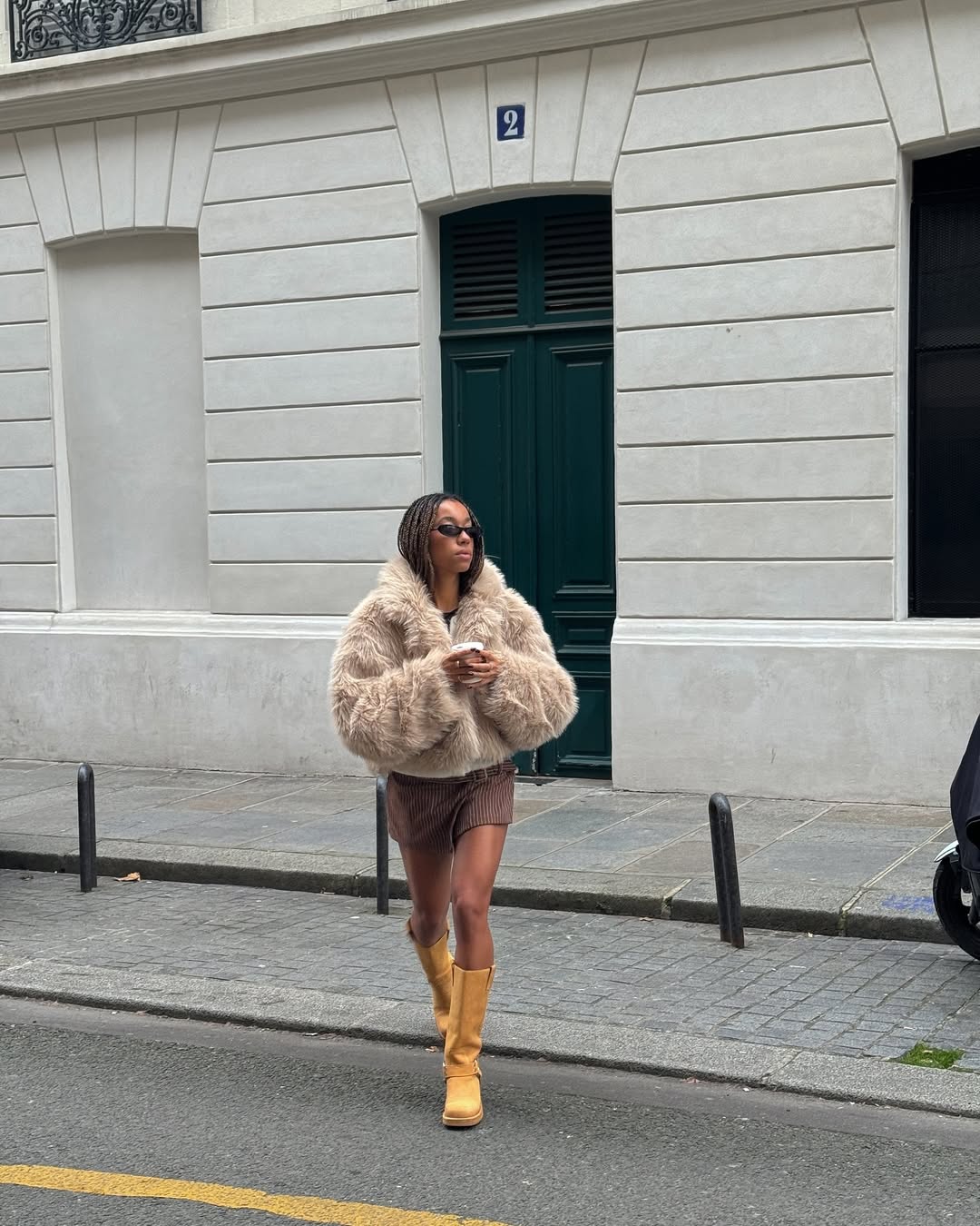 Saia curta com casaco de pel&uacute;cia e botas coloridas no inverno