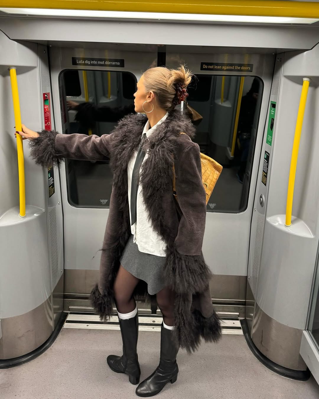 Look ousado de inverno com saia curta e casaco de pelos