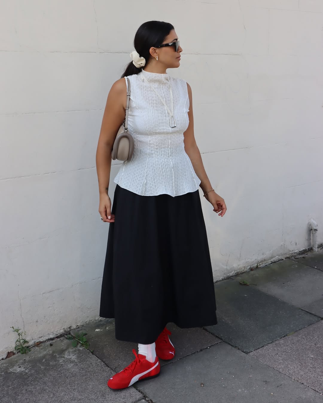 Look preto e branco com t&ecirc;nis vermelho