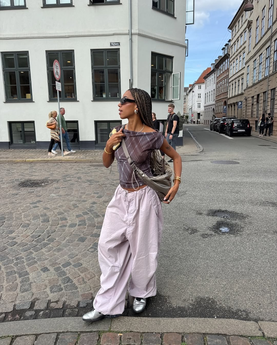 Look com cal&ccedil;a cargo lil&aacute;s e t&ecirc;nis prateado metalizado