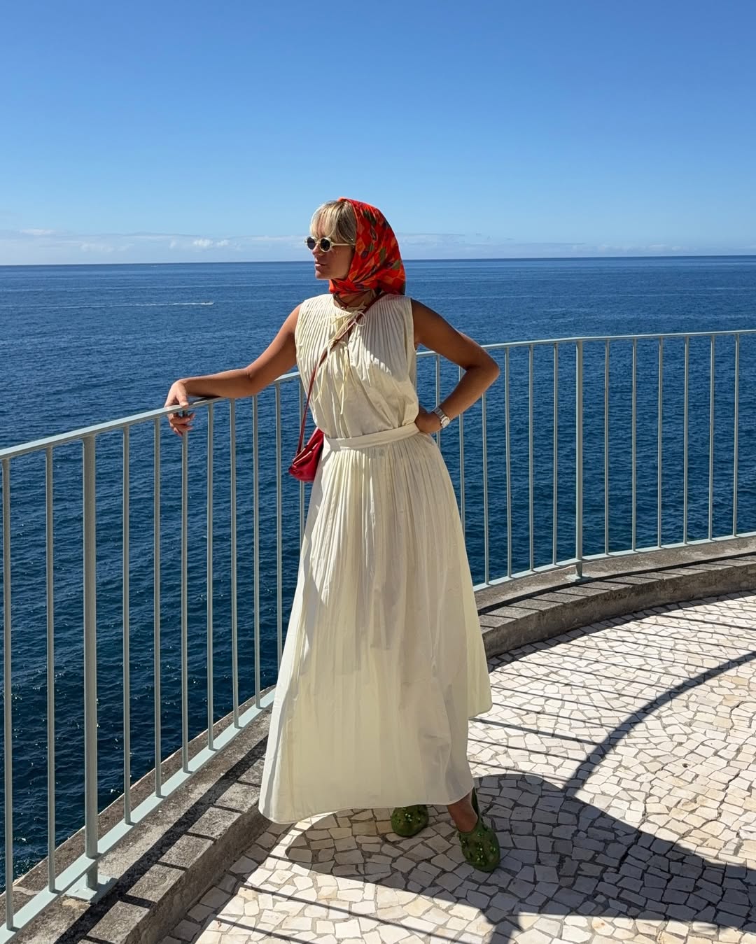 Imagem de visual com vestido branco e len&ccedil;o vermelho na cabe&ccedil;a.