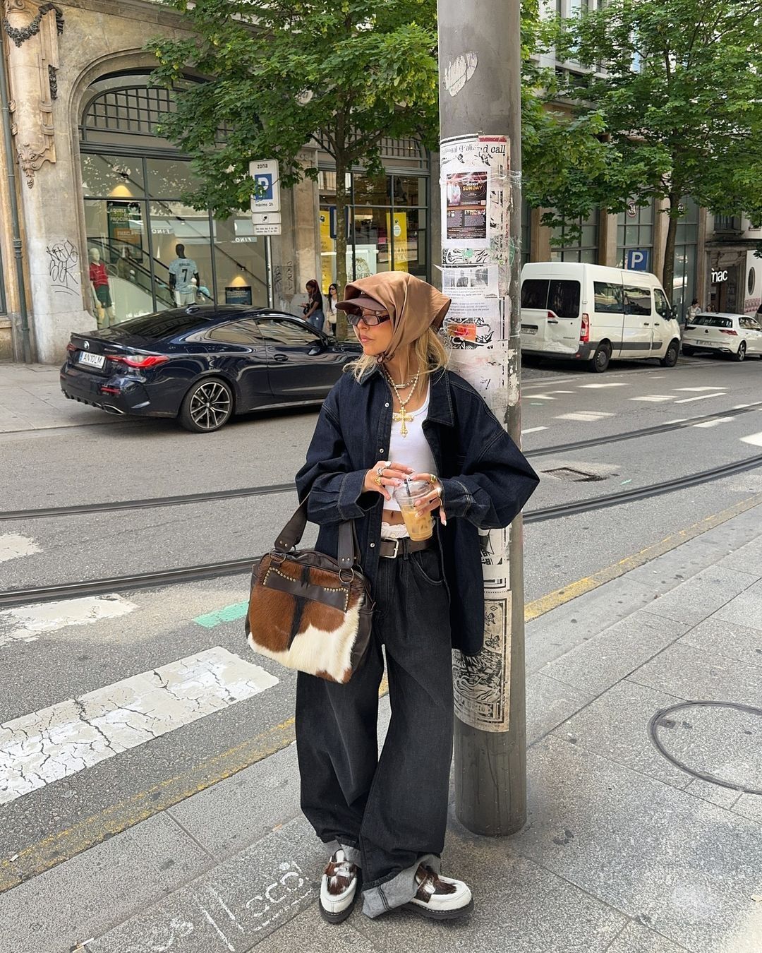 Imagem de visual com look all jeans e len&ccedil;o na cabe&ccedil;a.