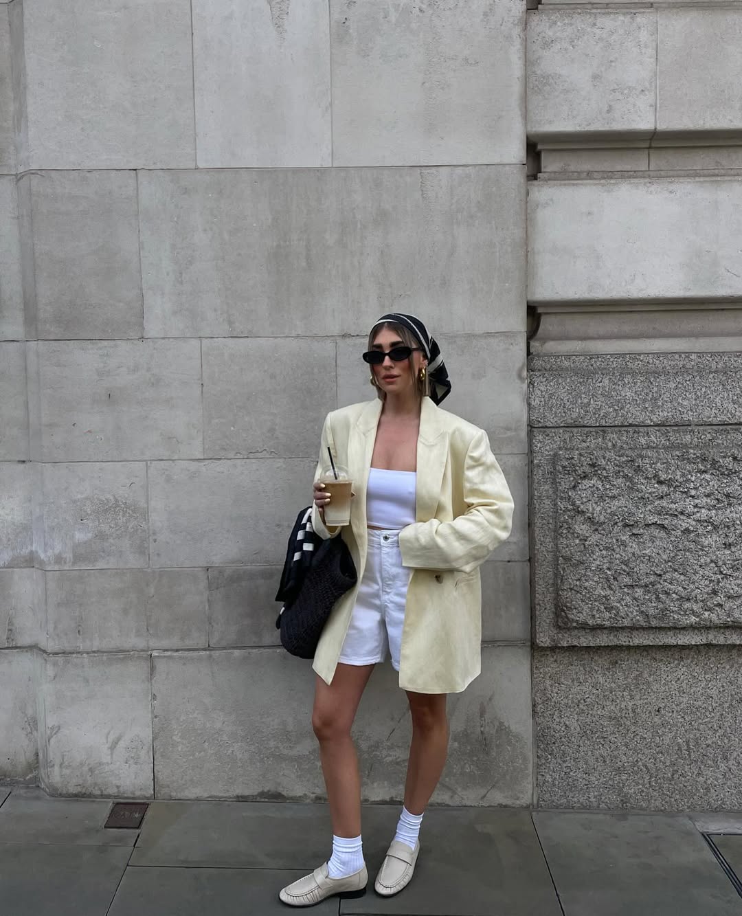 Imagem de visual com vestido e len&ccedil;o estampado na cabe&ccedil;a.