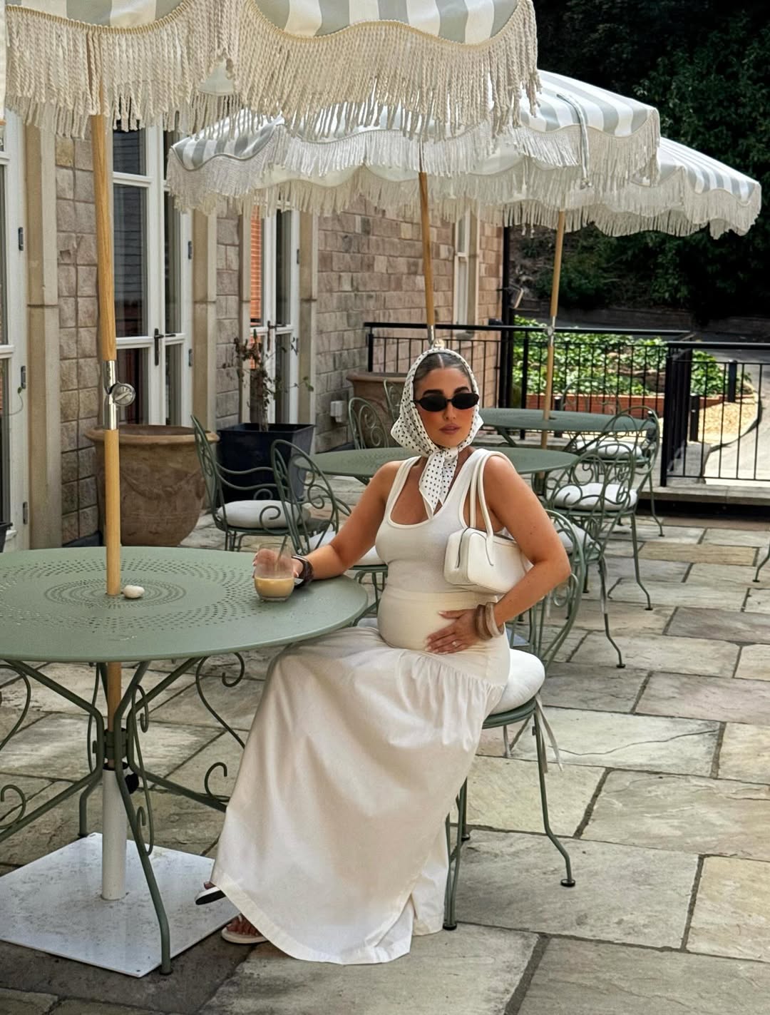 Imagem de visual com vestido e len&ccedil;o estampado na cabe&ccedil;a.