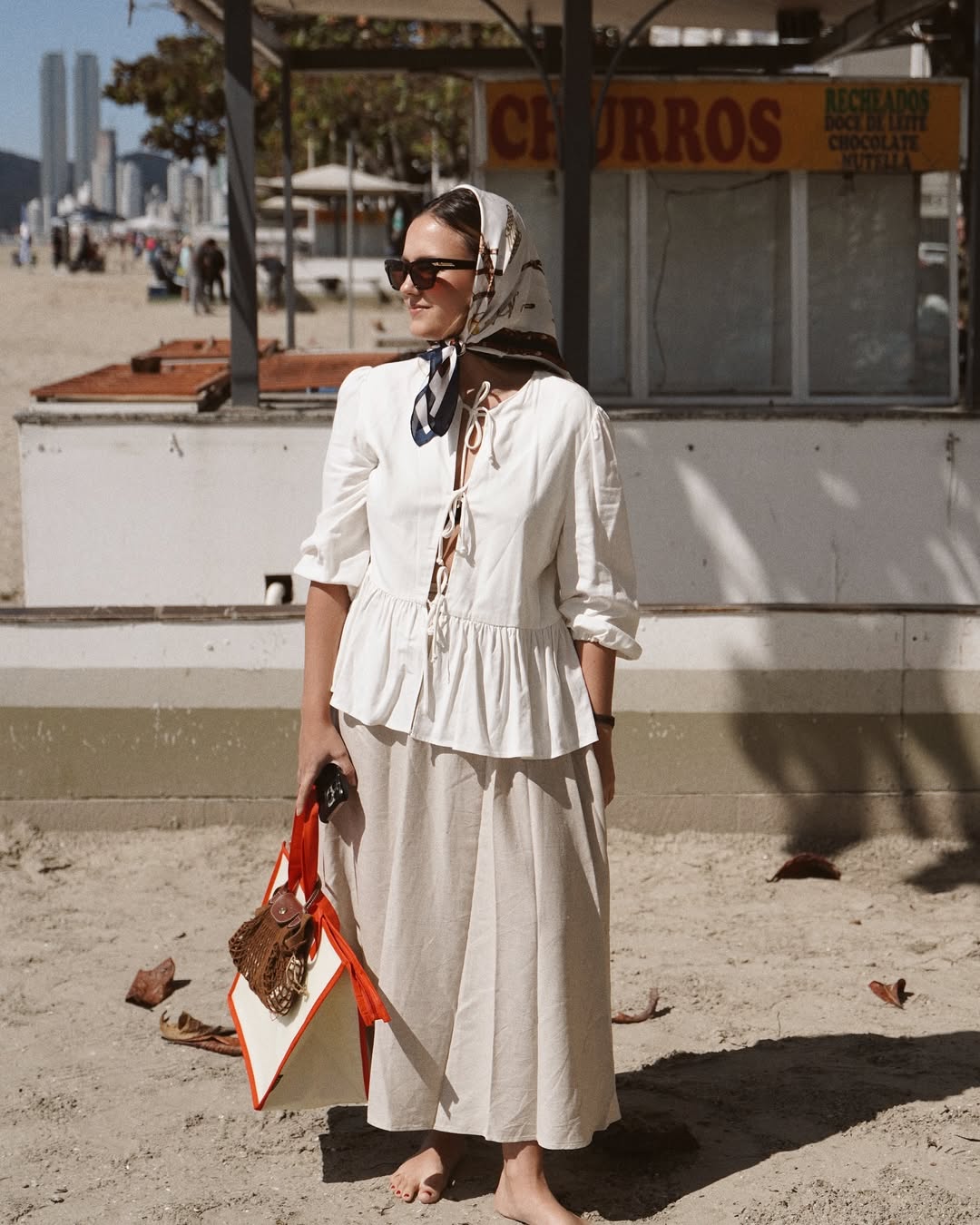 Imagem de visual com saia e blusa rom&acirc;ntica e len&ccedil;o estampado na cabe&ccedil;a.