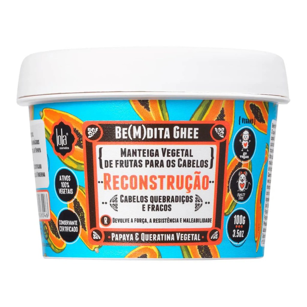 Embalagem de manteiga capilar da marca Lola Cosmetics. Ela é azul com desenhos de mamão