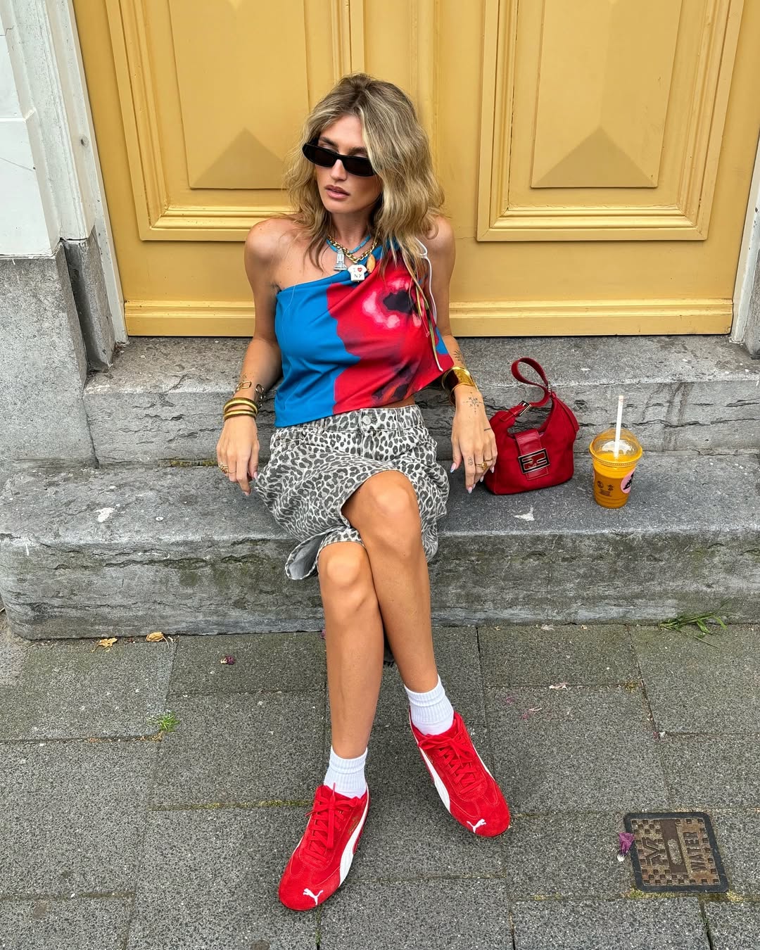 Imagem de mulher usando cropped maxi estampa floral azul e vermelho.