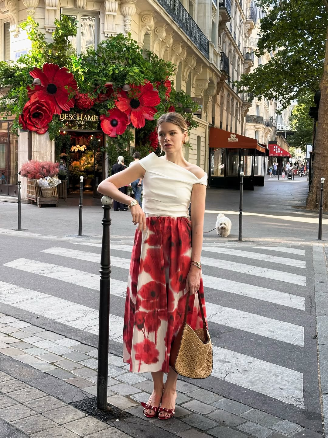 Imagem de mulher usando saia maxi estampa floral vermelha.