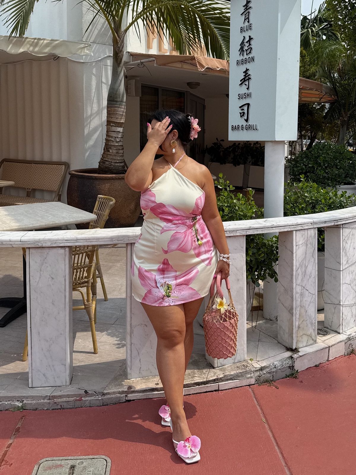 Imagem de mulher usando vestido maxi estampa floral.