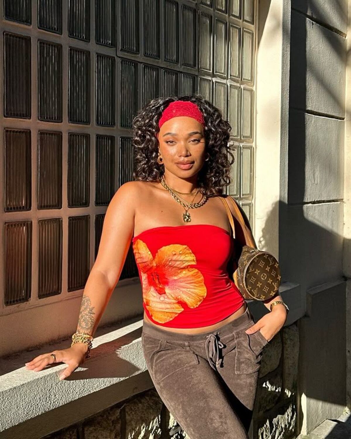 Visual casual com top maxi estampa floral.