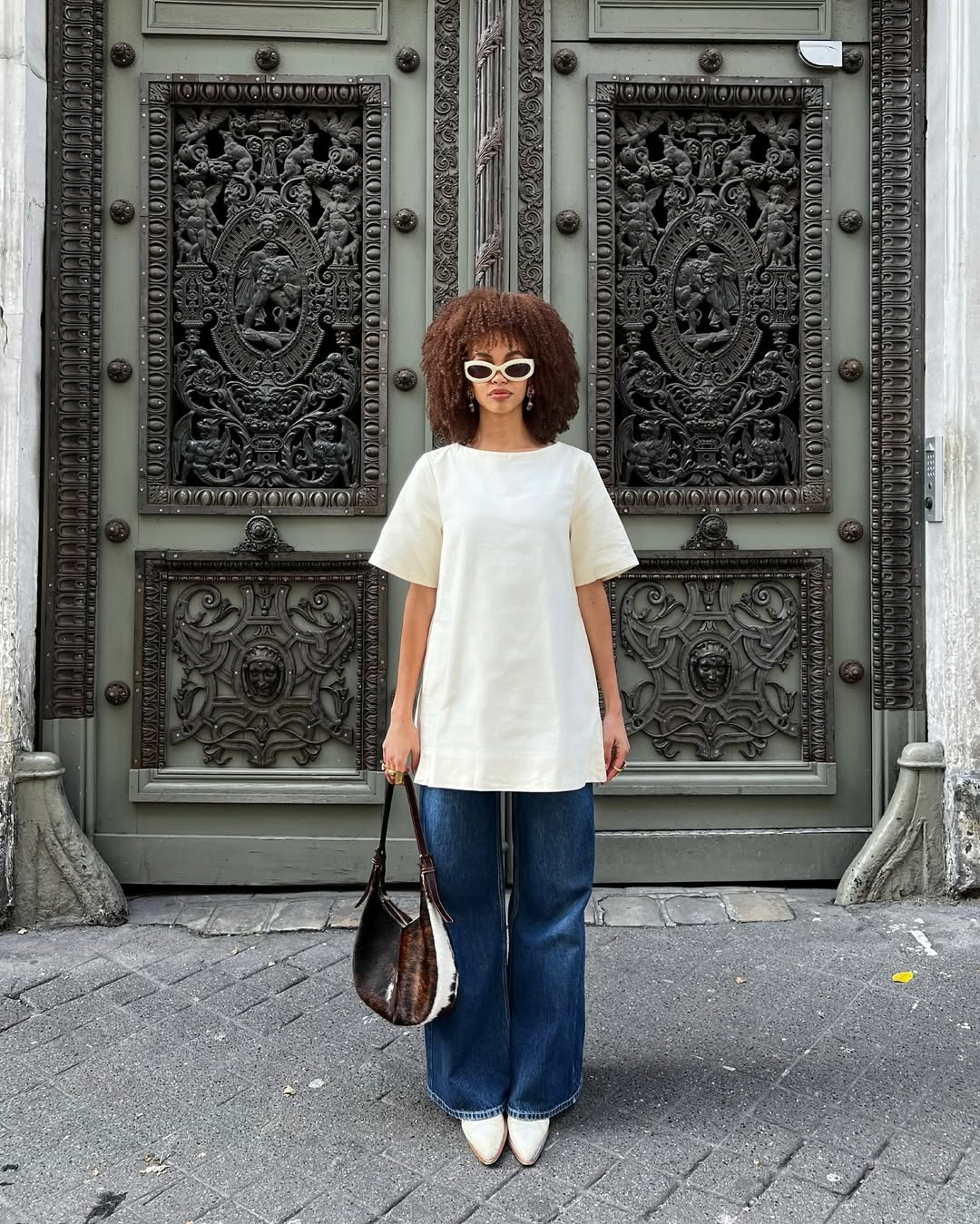 Look com blusa oversized branca e scarpin combinando