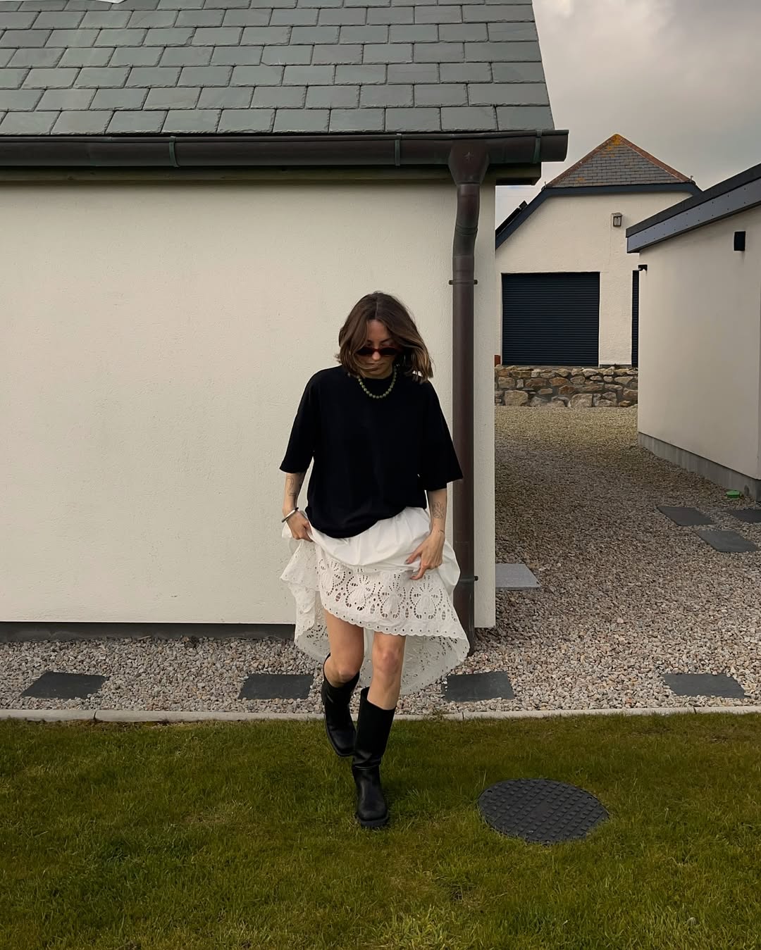 Combina&ccedil;&atilde;o boho com blusa preta e botas no mesmo tom