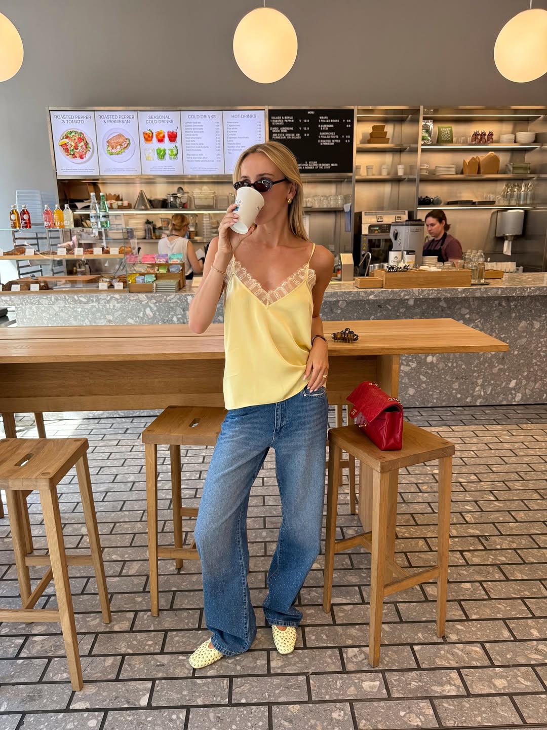 Look jeans com blusa amarela e sapatos combinando