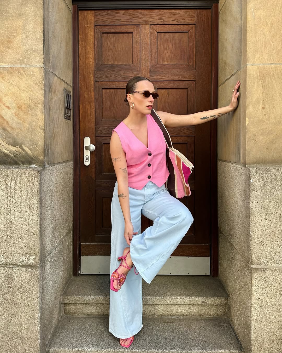 Look com colete rosa e sand&aacute;lia combinando