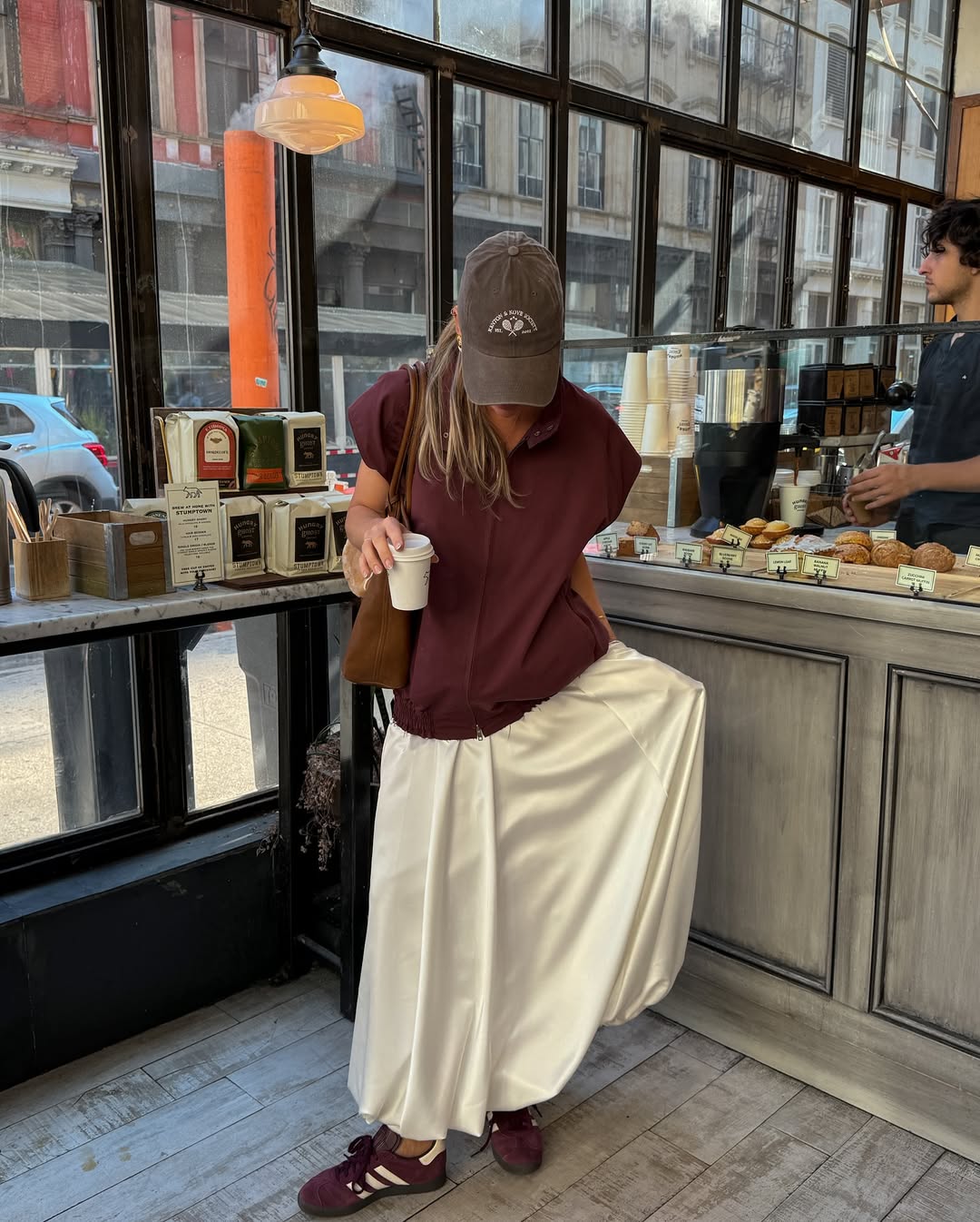 Camiseta e t&ecirc;nis vinho no look com saia branca