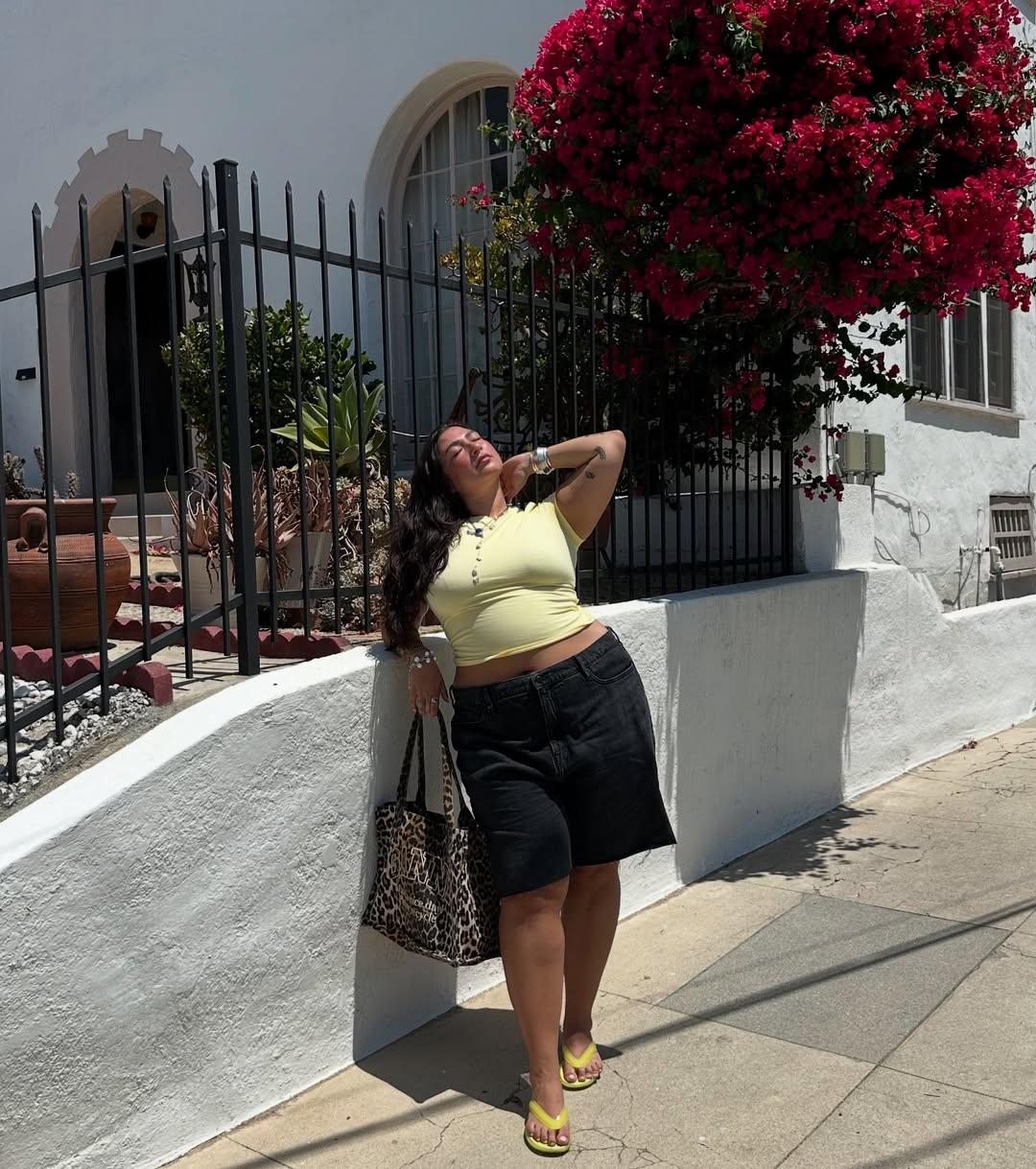 Look de ver&atilde;o com cropped amarelo e sand&aacute;lia combinando