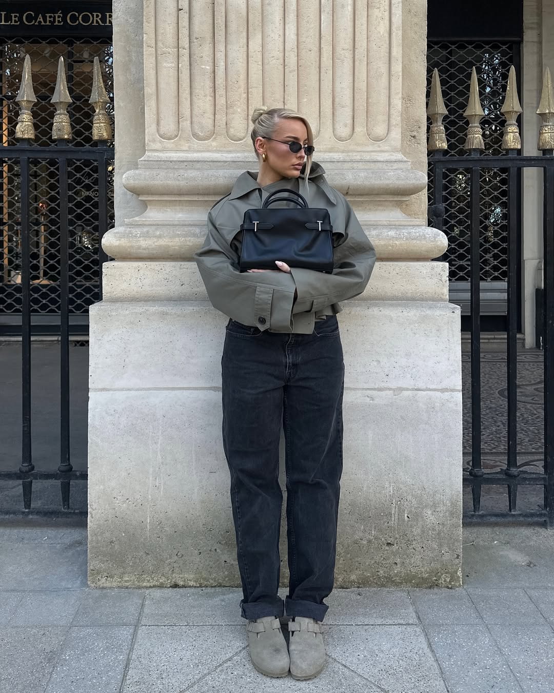 Look de inverno com casaco verde militar e sapatos neutros