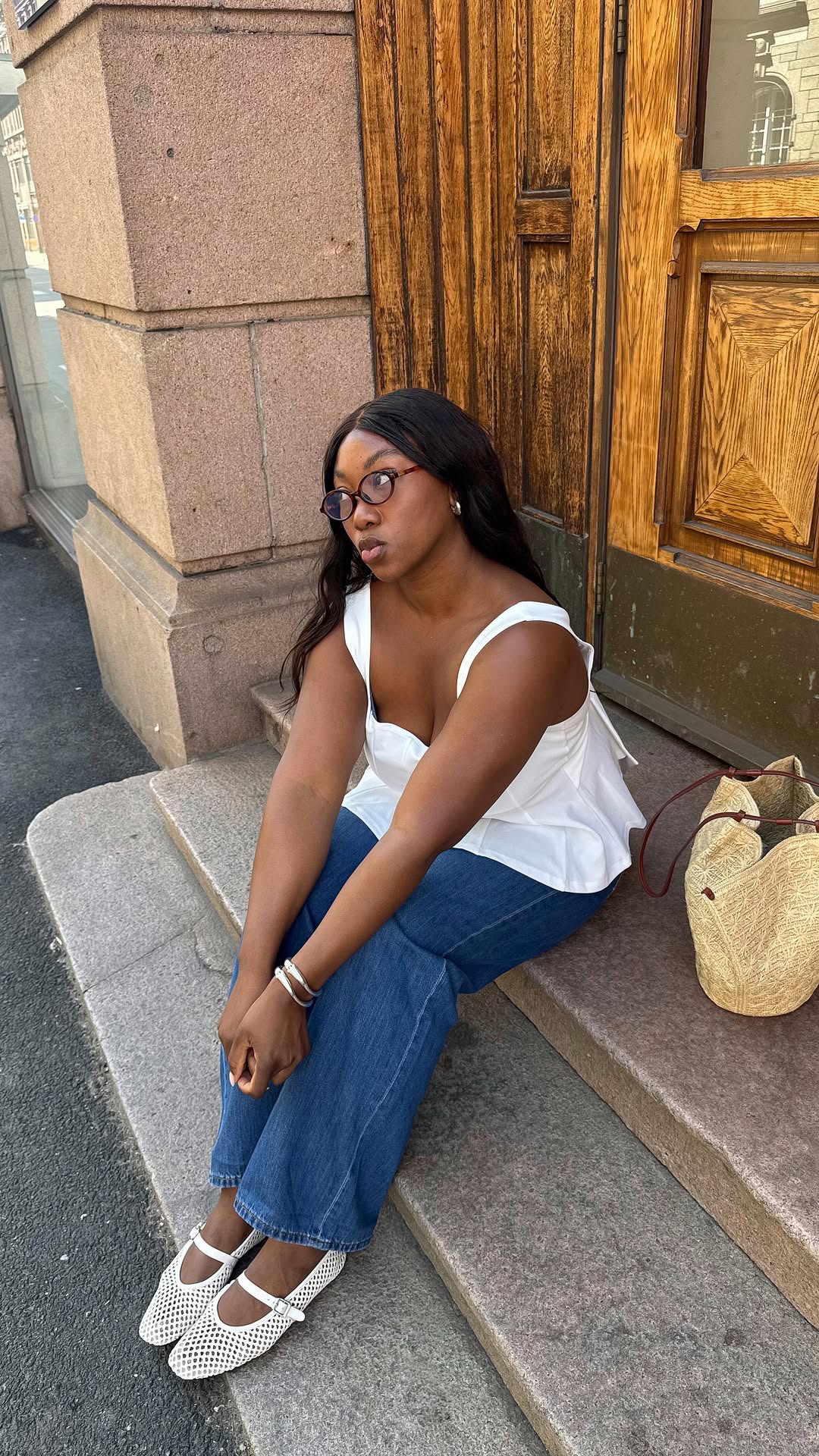 Blusa branca e sapato combinando em look rom&acirc;ntico