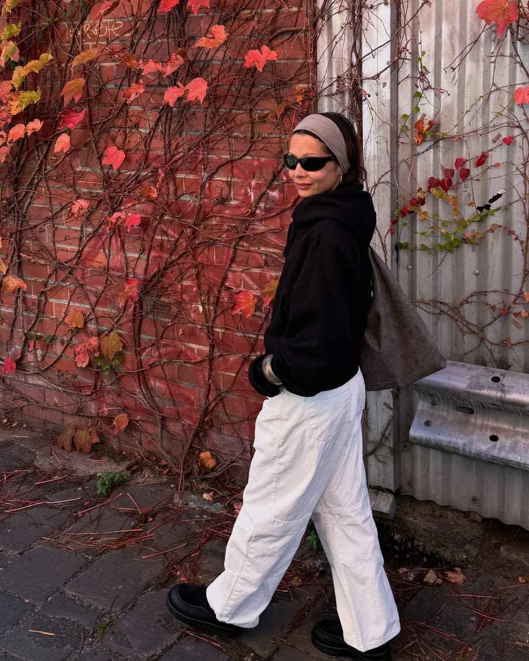 Cabelo solto com faixa &eacute; truque certeiro para os dias de pressa