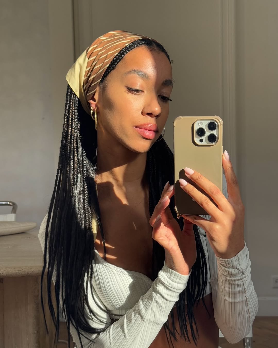 Penteado com len&ccedil;o amarrado no cabelo traz charme retr&ocirc; para o office look