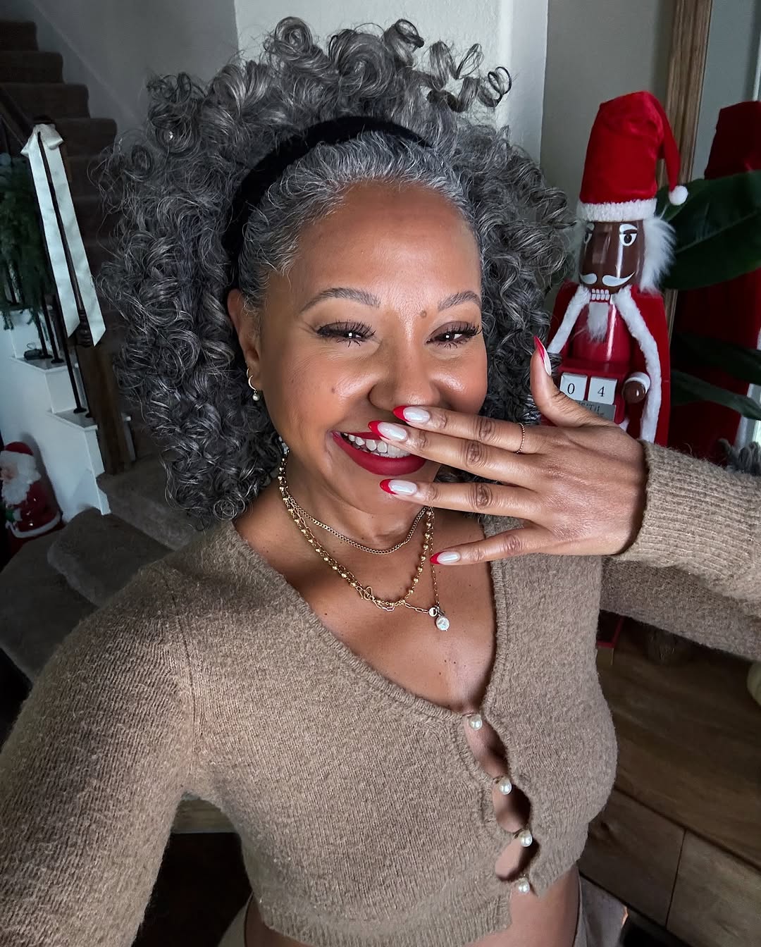 Cabelos soltos com tiara estruturada garantem sofistica&ccedil;&atilde;o instant&acirc;nea