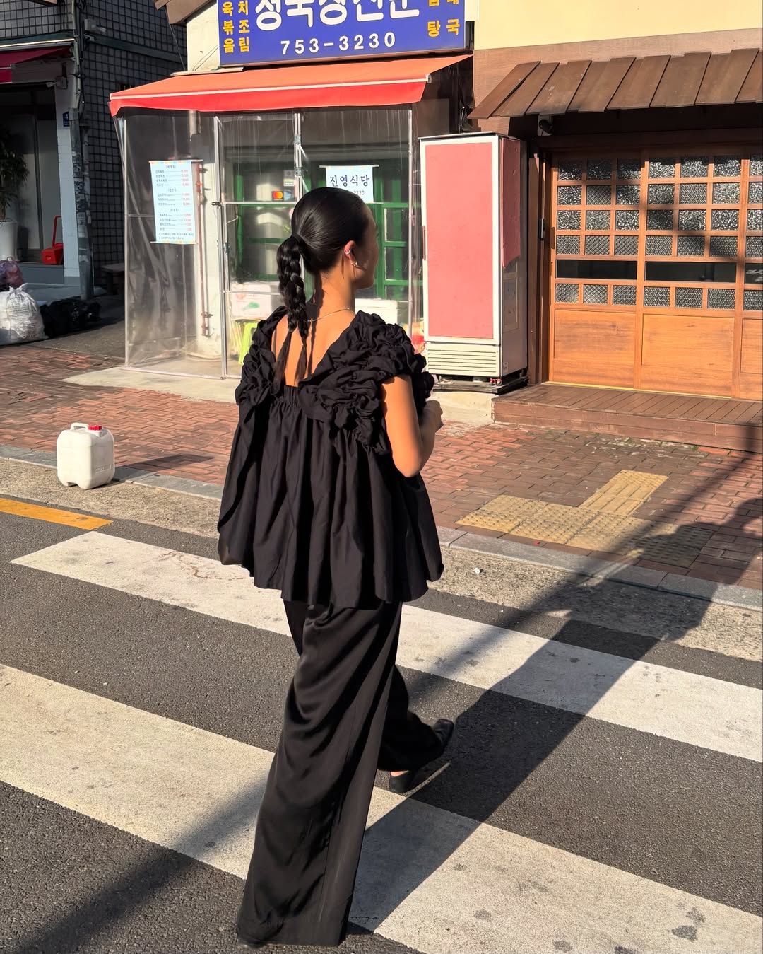 Rabo de cavalo com tran&ccedil;as moderniza o look de escrit&oacute;rio