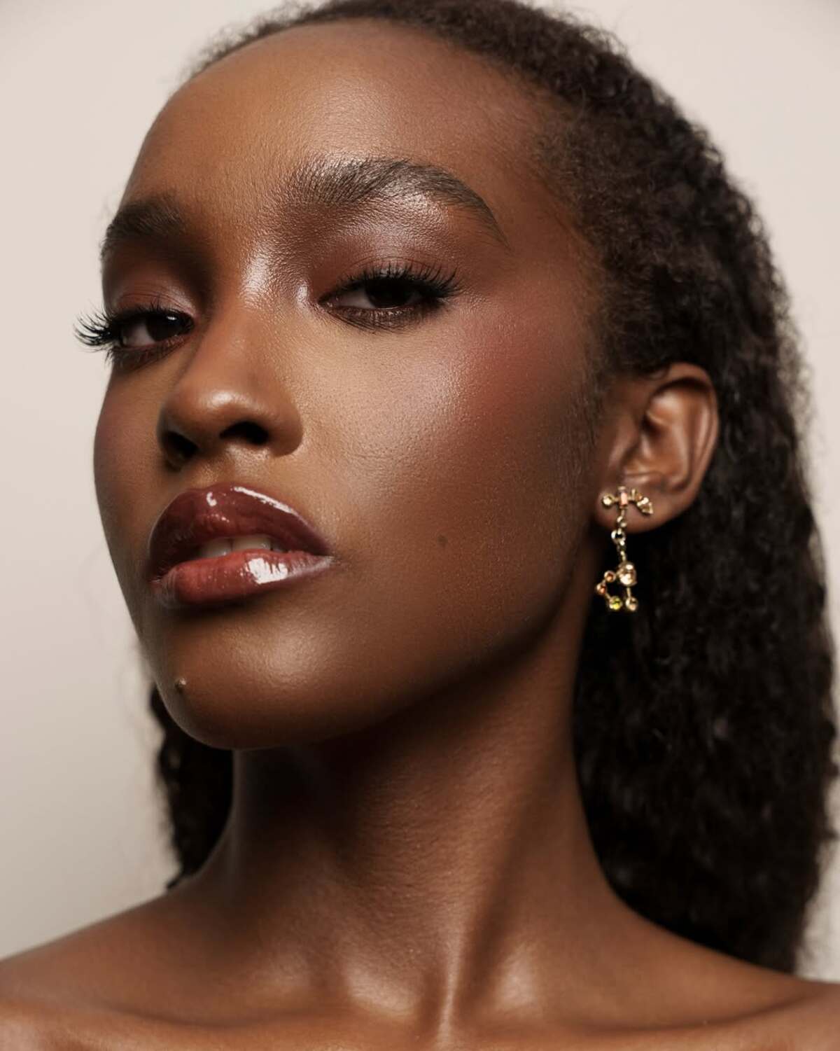 Imagem de mulher com make noturna.