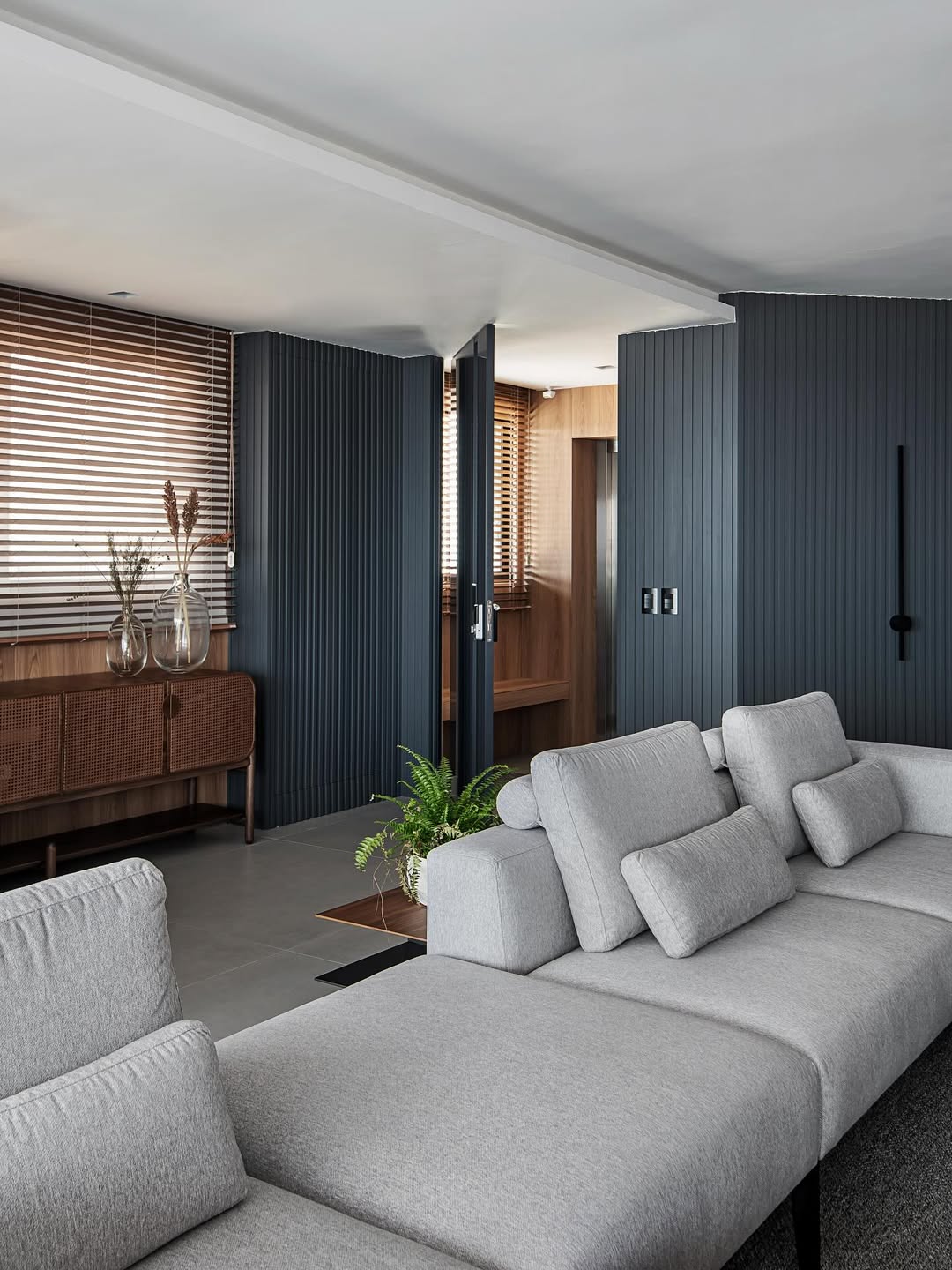 Solu&ccedil;&otilde;es em marcenaria para ambiente com duas cores