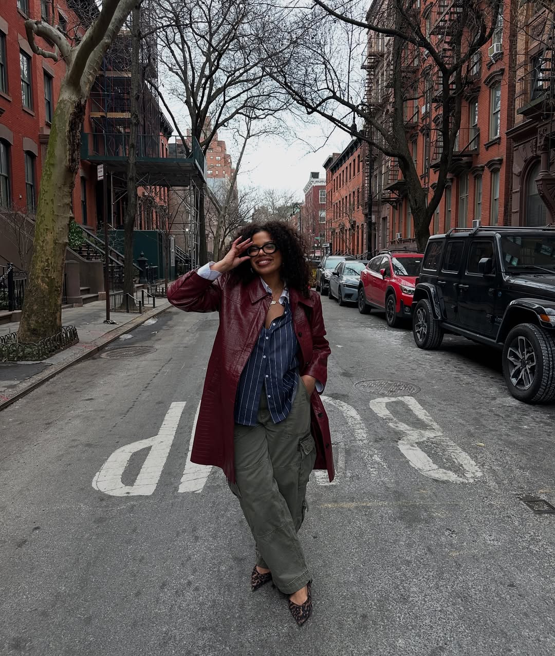Imagem de visual com sobreposi&ccedil;&atilde;o de camisa azul com jaqueta vinho.