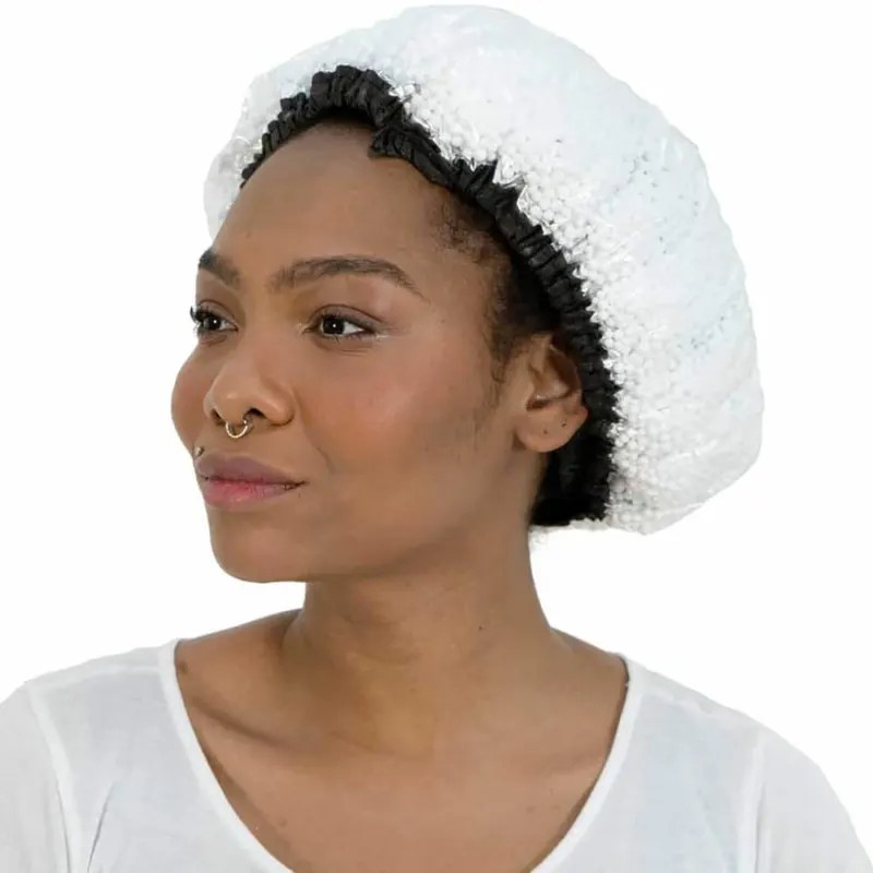 Mulher vista de lado com touca térmica com isopor da marca Santa Clara