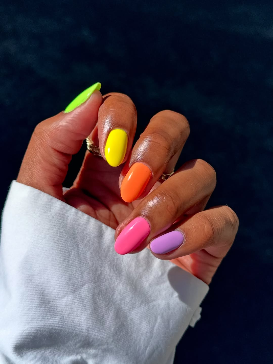 Imagem de unhas com esmalta&ccedil;&atilde;o neon.
