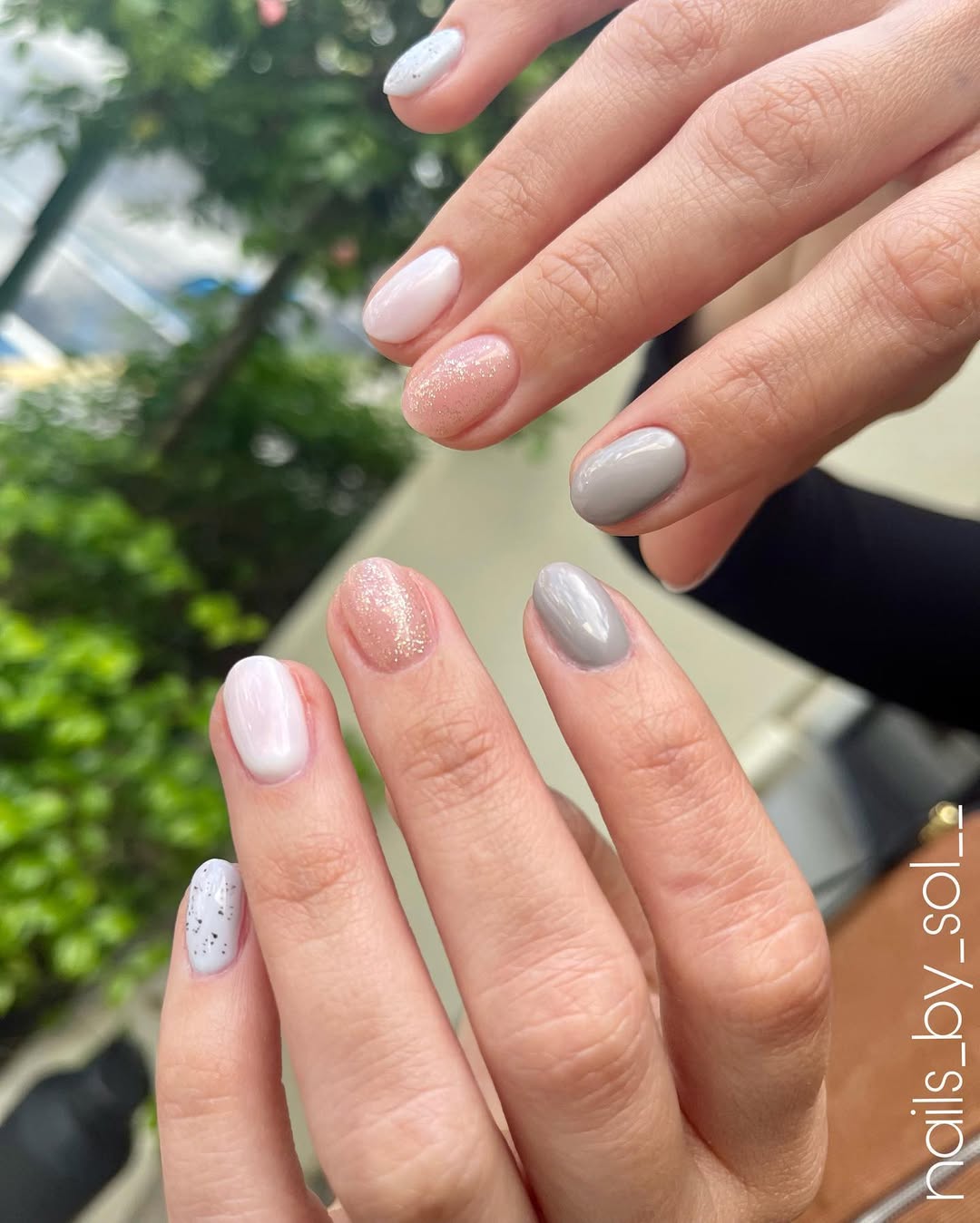 Mix de esmaltes claros em unhas delicadas