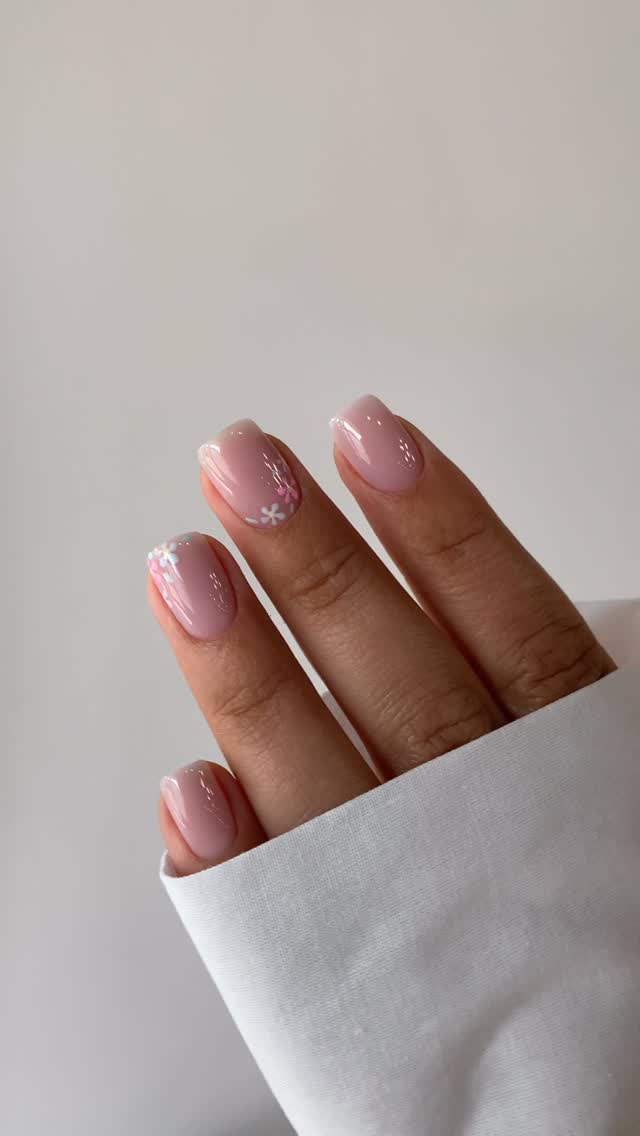 Nail art floral delicada em unhas claras