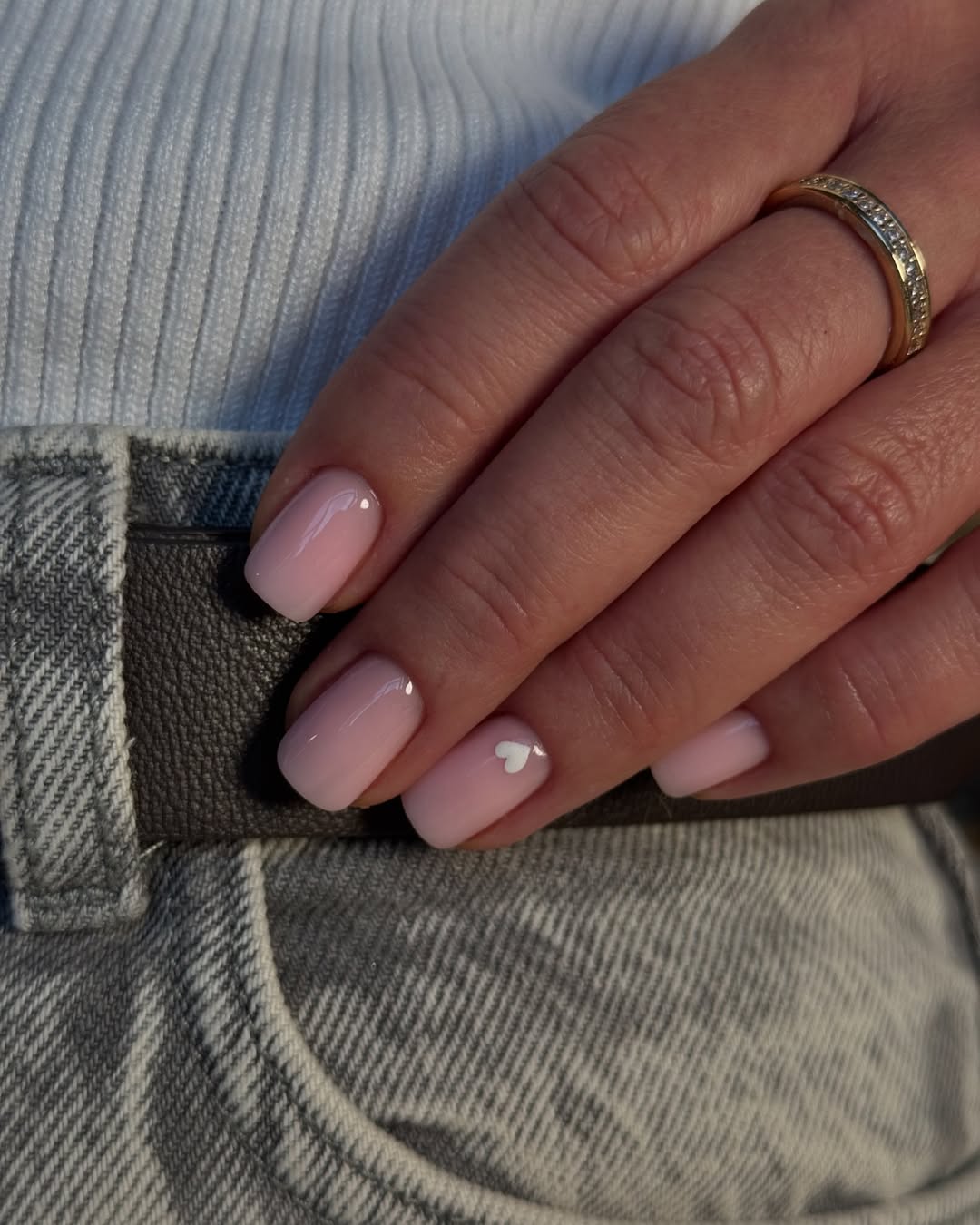 Unhas delicadas com cora&ccedil;&atilde;o branco minimalista