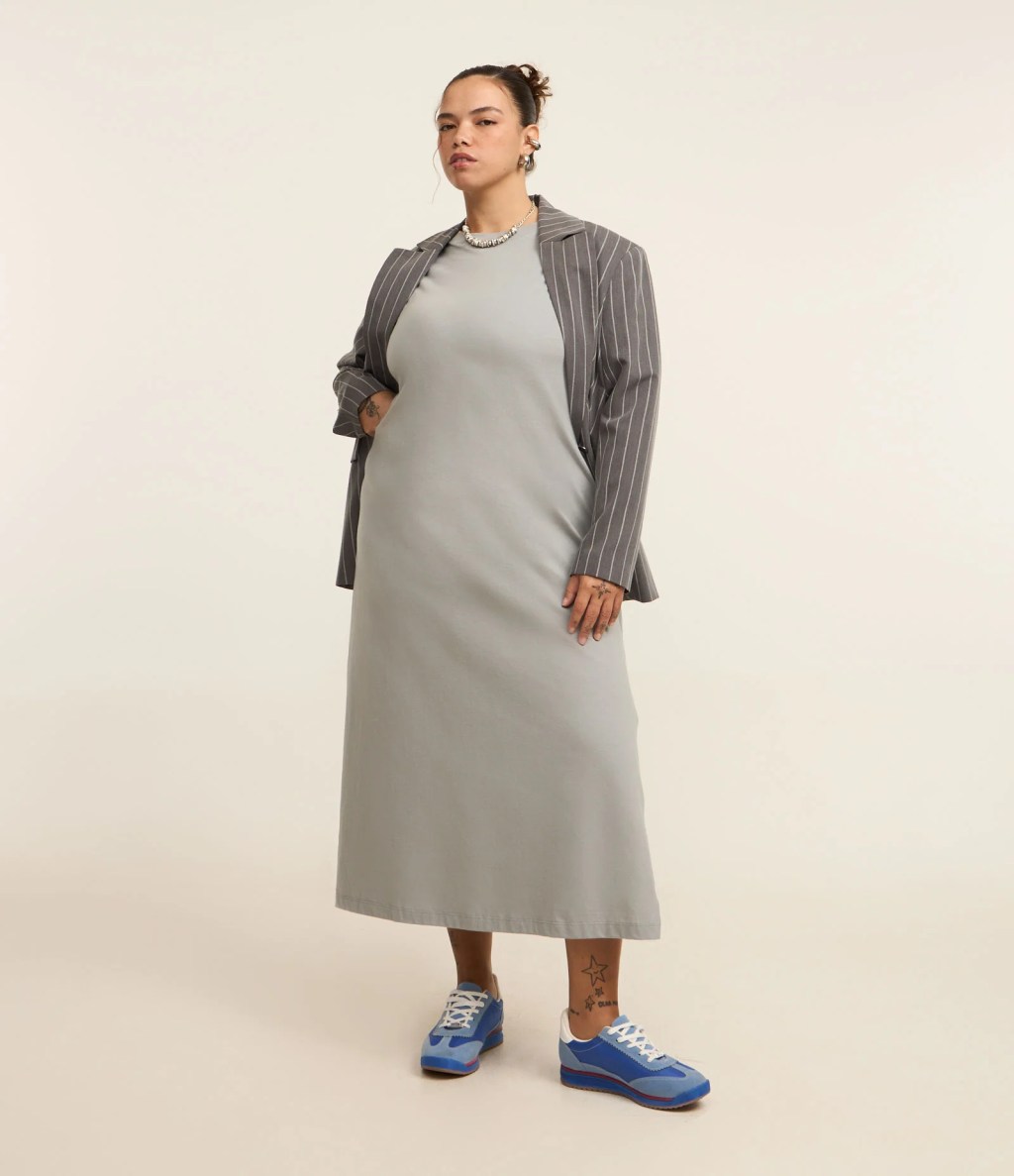 Vestido cinza plus size midi