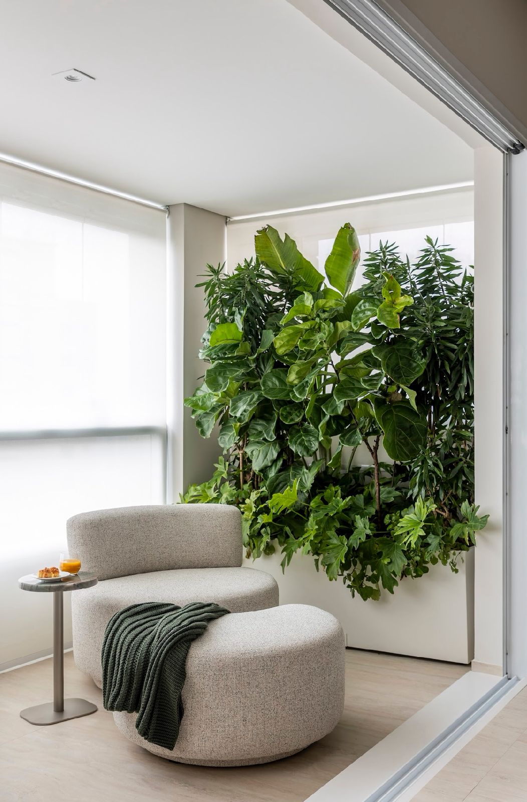 Varanda aconchegante para descansar ou ler um bom livro.