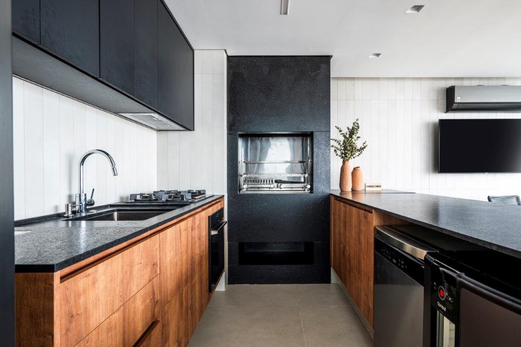 Cozinha com elementos em preto