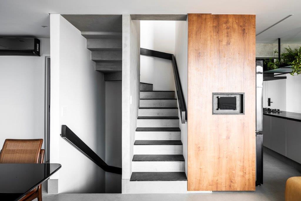 Lima Vari Arquitetos assina projeto de arquitetura com cores escuras.