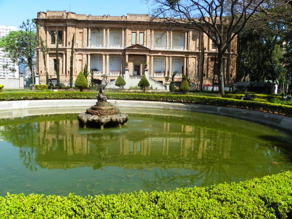 Seus jardins geométricos e alamedas de flores coloridas contrastam com a arquitetura clássica da Pinacoteca, que fica bem ao lado.