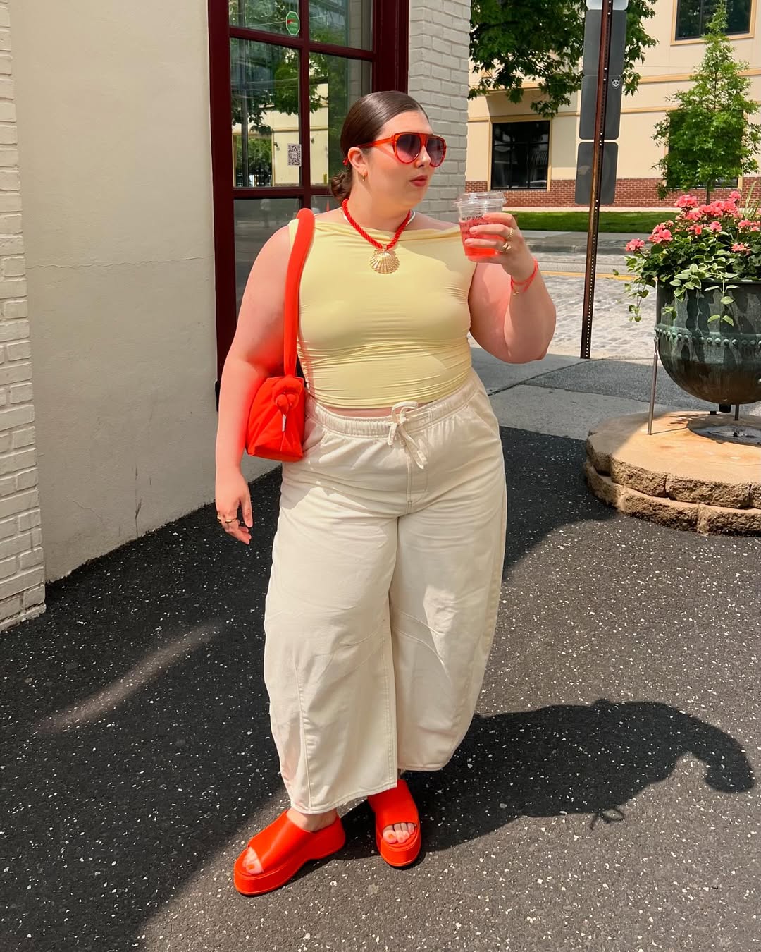 Leve e sofisticado, o amarelo manteiga &eacute; apontado como aposta certeira para looks da primavera/ver&atilde;o.