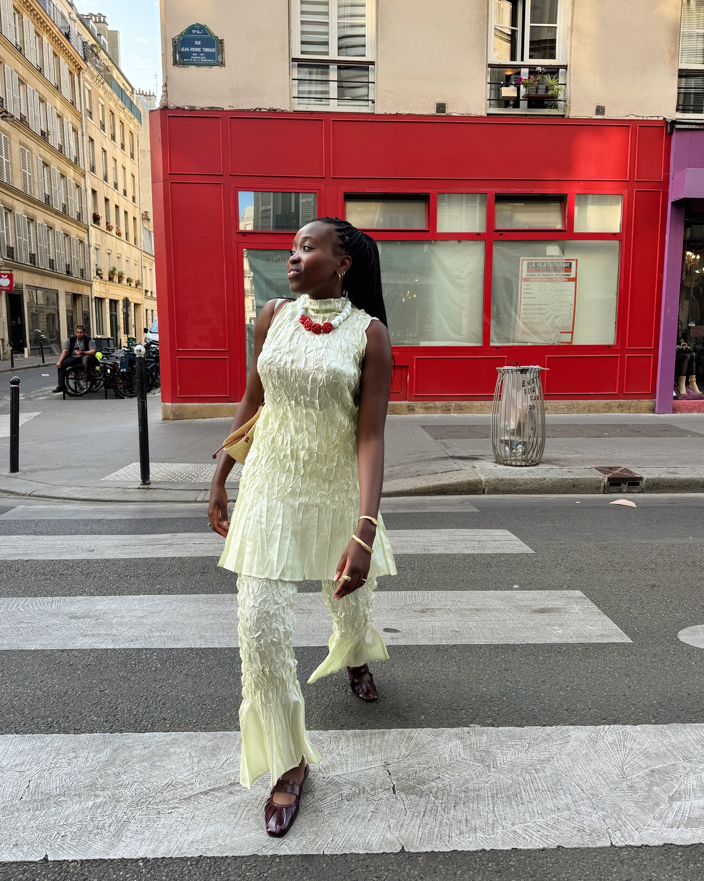 Do street style &agrave;s passarelas, o amarelo manteiga &eacute; a cor do momento.