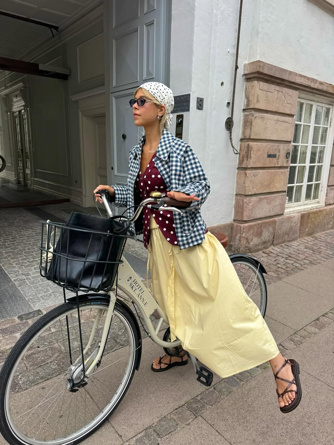 A cor manteiga chega para atualizar o guarda-roupa de ver&atilde;o, ocupando espa&ccedil;o nas passarelas e no street style.