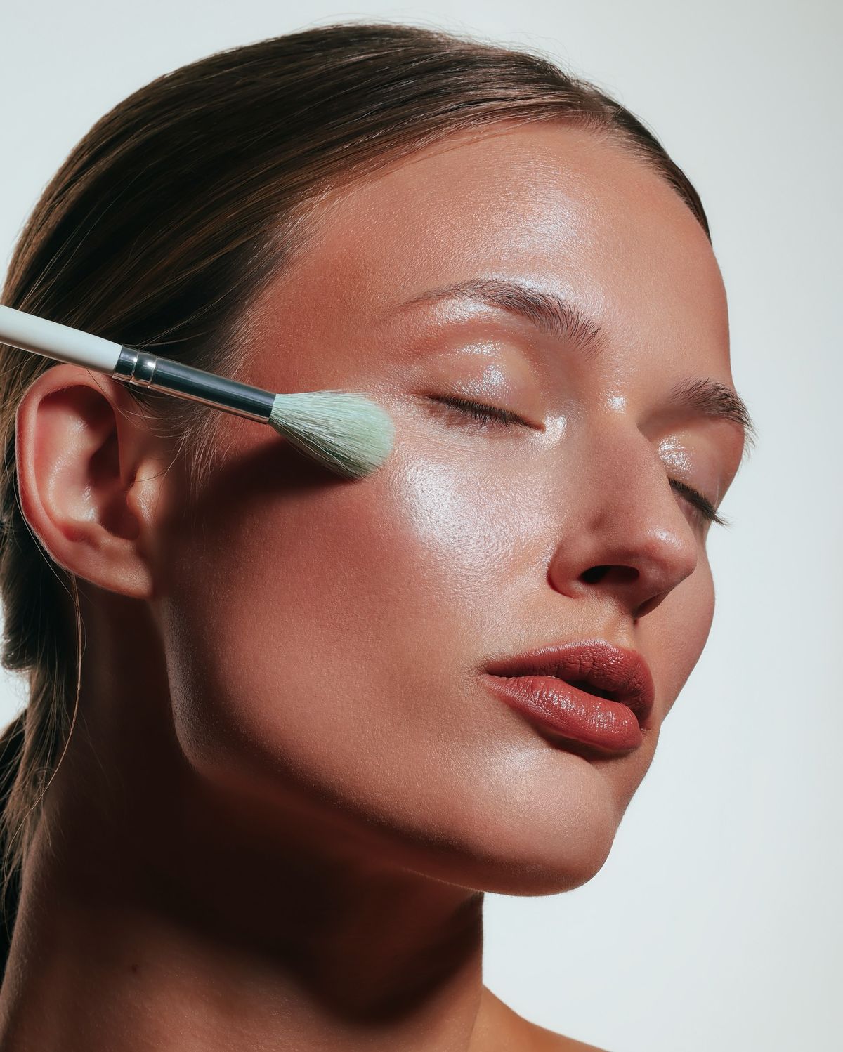 Imagem de mulher com maquiagem tipo butter skin, trend de make no tiktok.