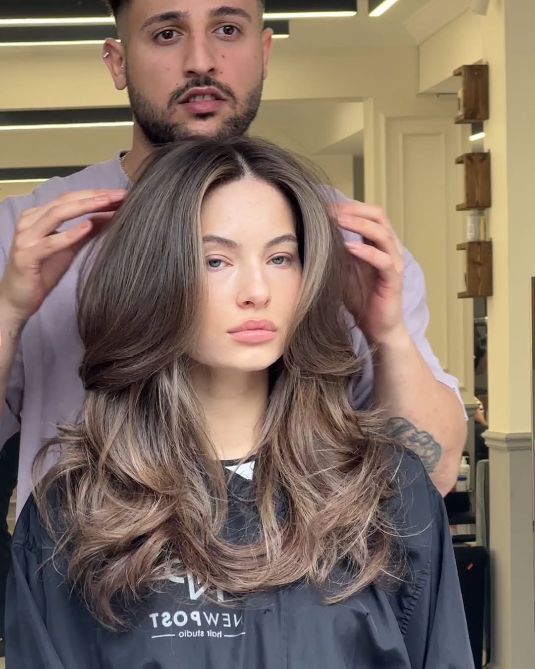 Cabelo castanho bege tend&ecirc;ncia moderna