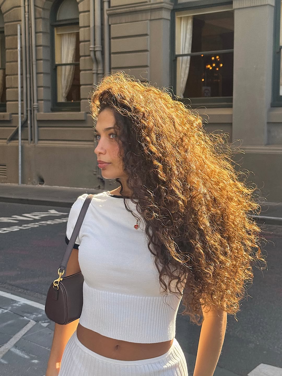 Cabelo cacheado solto com volume natural