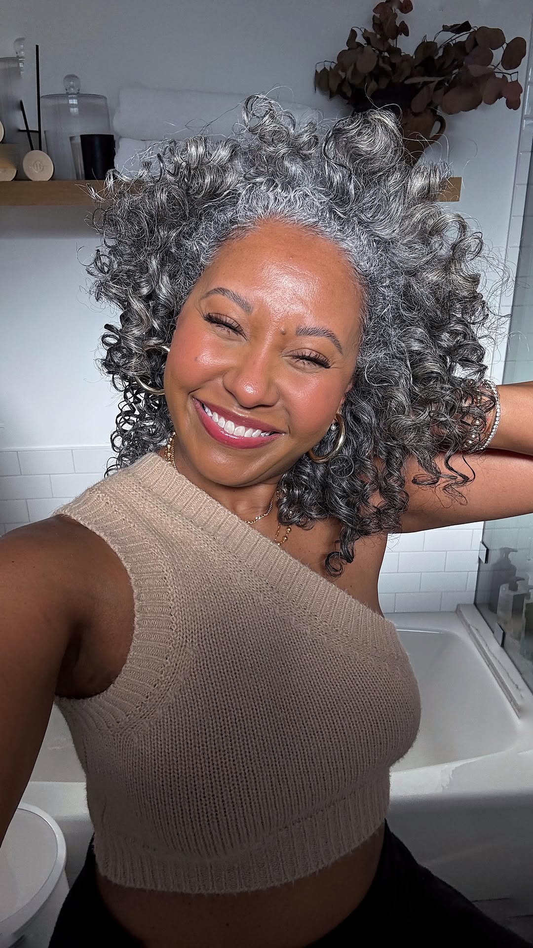 Cachos definidos em cabelo grisalho