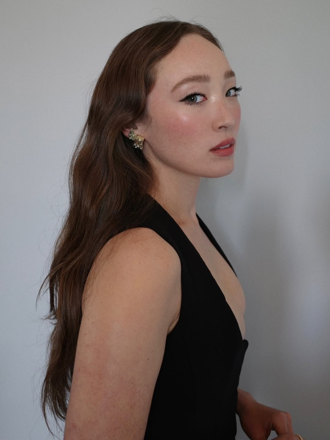 Cabelo castanho iluminado com reflexos vermelhos