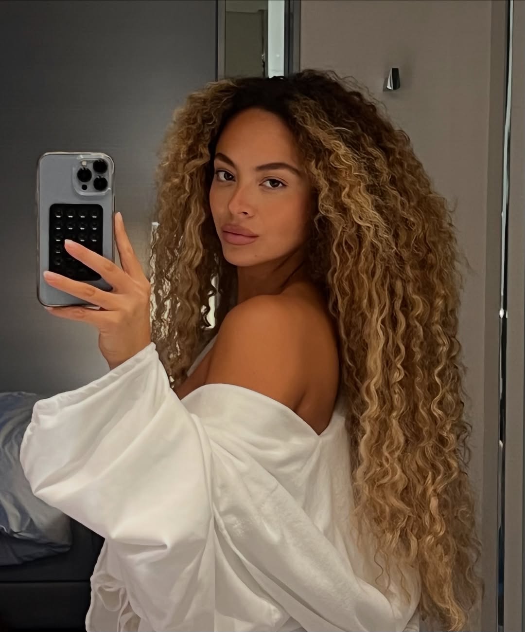 Cabelo loiro dourado iluminado tend&ecirc;ncia da primavera